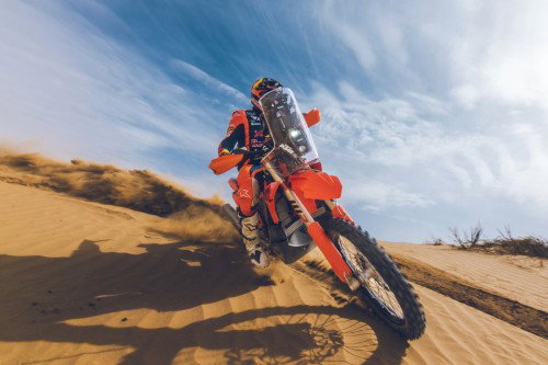 KTM 450 Rally Replica 2027 – Daniel Sanders bei Wuestenfahrt in Red Bull KTM Factory Racing Ausruestung
