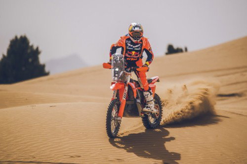 KTM 450 Rally Replica 2027 – Daniel Sanders bei Wuestenfahrt in Red Bull KTM Factory Racing Ausruestung