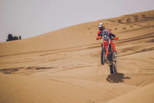 KTM 450 Rally Replica 2027 – Daniel Sanders bei Wuestenfahrt in Red Bull KTM Factory Racing Ausruestung