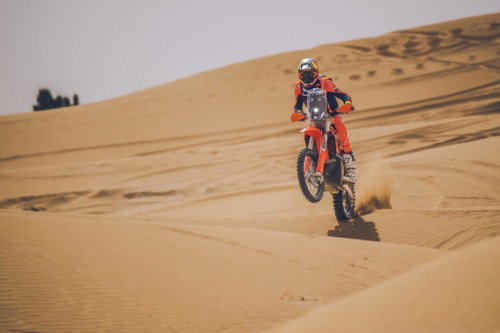 KTM 450 Rally Replica 2027 – Daniel Sanders bei Wuestenfahrt in Red Bull KTM Factory Racing Ausruestung