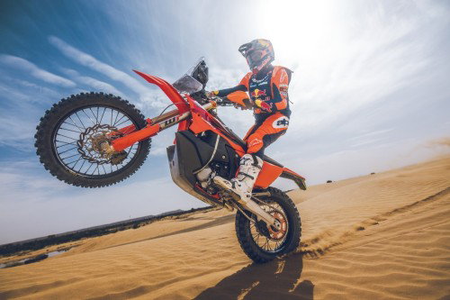 KTM 450 Rally Replica 2027 – Daniel Sanders bei Wuestenfahrt in Red Bull KTM Factory Racing Ausruestung
