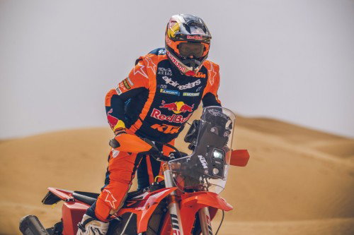 KTM 450 Rally Replica 2027 – Daniel Sanders bei Wuestenfahrt in Red Bull KTM Factory Racing Ausruestung
