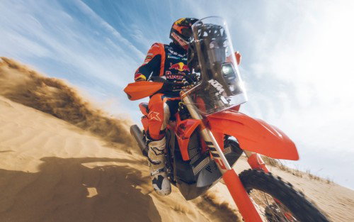 KTM 450 Rally Replica 2027 – Daniel Sanders bei Wuestenfahrt in Red Bull KTM Factory Racing Ausruestung