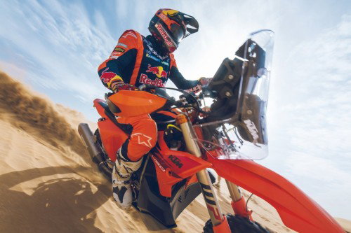 KTM 450 Rally Replica 2027 – Daniel Sanders bei Wuestenfahrt in Red Bull KTM Factory Racing Ausruestung