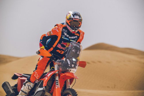 KTM 450 Rally Replica 2027 – Daniel Sanders bei Wuestenfahrt in Red Bull KTM Factory Racing Ausruestung