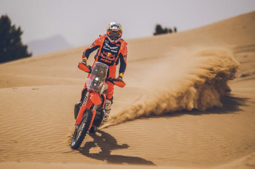 KTM 450 Rally Replica 2027 – Daniel Sanders bei Wuestenfahrt in Red Bull KTM Factory Racing Ausruestung