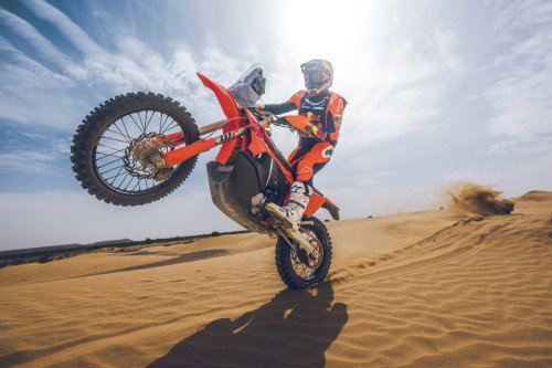 KTM 450 Rally Replica 2027 – Daniel Sanders bei Wuestenfahrt in Red Bull KTM Factory Racing Ausruestung