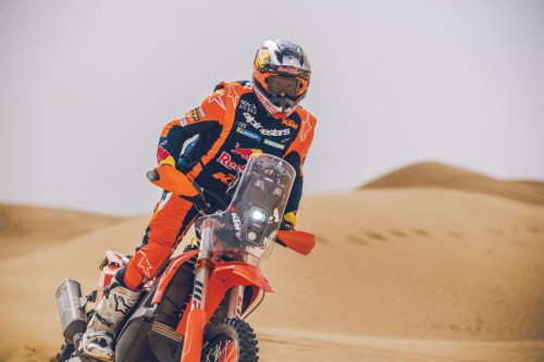 KTM 450 Rally Replica 2027 – Daniel Sanders bei Wuestenfahrt in Red Bull KTM Factory Racing Ausruestung