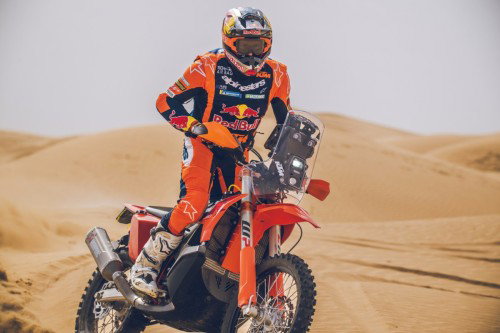 KTM 450 Rally Replica 2027 – Daniel Sanders bei Wuestenfahrt in Red Bull KTM Factory Racing Ausruestung