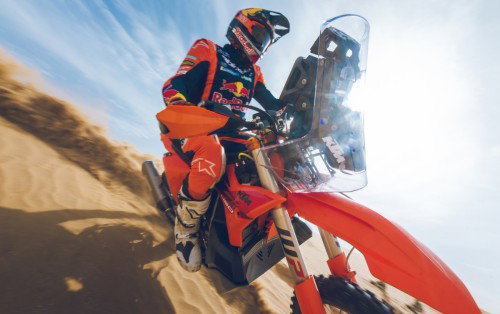 KTM 450 Rally Replica 2027 – Daniel Sanders bei Wuestenfahrt in Red Bull KTM Factory Racing Ausruestung