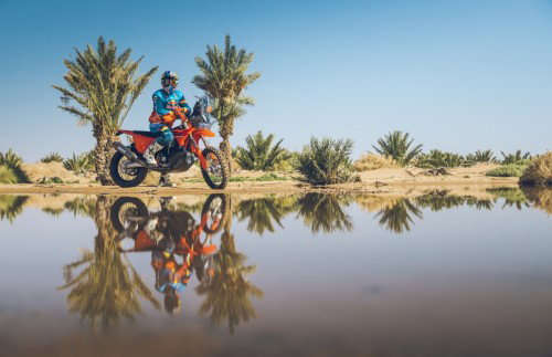 KTM 450 Rally Replica 2027 – Studioaufnahme mit Edgar Canet in Wuestenlandschaft