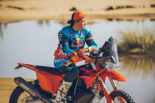 KTM 450 Rally Replica 2027 – Studioaufnahme mit Edgar Canet in Wuestenlandschaft