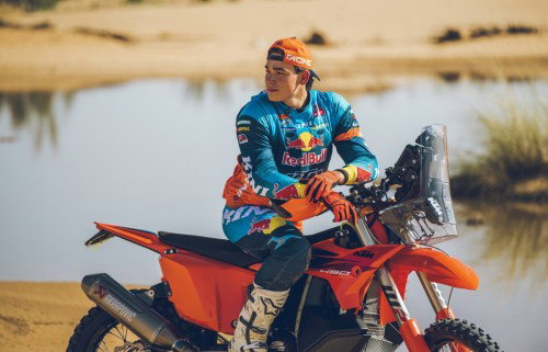 KTM 450 Rally Replica 2027 – Studioaufnahme mit Edgar Canet in Wuestenlandschaft