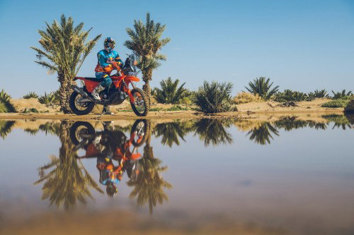 KTM 450 Rally Replica 2027 – Studioaufnahme mit Edgar Canet in Wuestenlandschaft