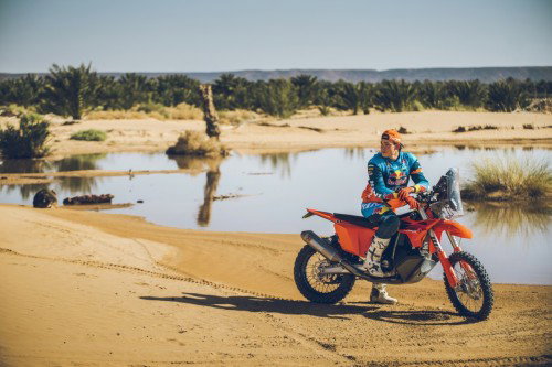 KTM 450 Rally Replica 2027 – Studioaufnahme mit Edgar Canet in Wuestenlandschaft
