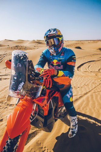 KTM 450 Rally Replica 2027 – Studioaufnahme mit Edgar Canet in Wuestenlandschaft