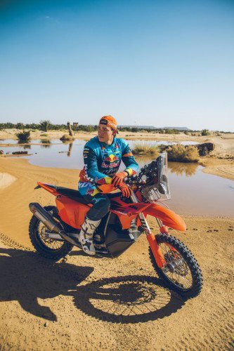 KTM 450 Rally Replica 2027 – Studioaufnahme mit Edgar Canet in Wuestenlandschaft