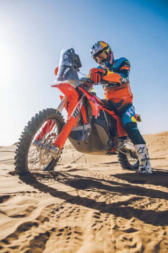 KTM 450 Rally Replica 2027 – Studioaufnahme mit Edgar Canet in Wuestenlandschaft