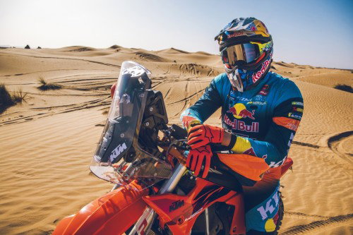 KTM 450 Rally Replica 2027 – Studioaufnahme mit Edgar Canet in Wuestenlandschaft