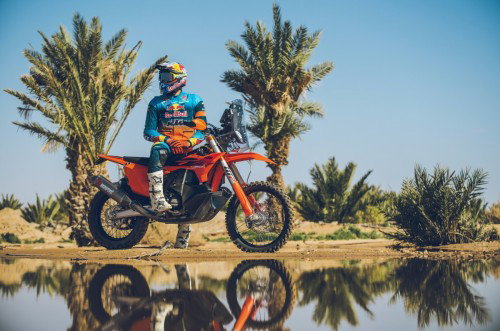 KTM 450 Rally Replica 2027 – Studioaufnahme mit Edgar Canet in Wuestenlandschaft