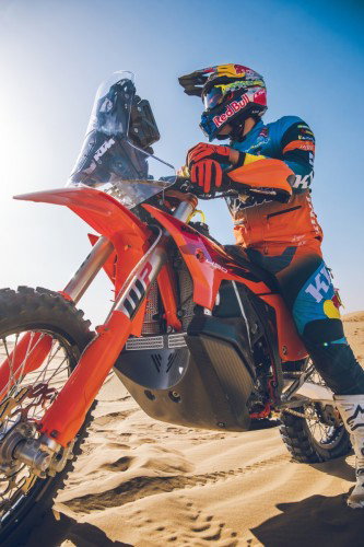 KTM 450 Rally Replica 2027 – Studioaufnahme mit Edgar Canet in Wuestenlandschaft