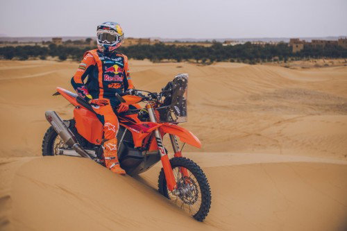 KTM 450 Rally Replica 2027 – Studioaufnahme mit Luciano Benavides in Wuestenlandschaft