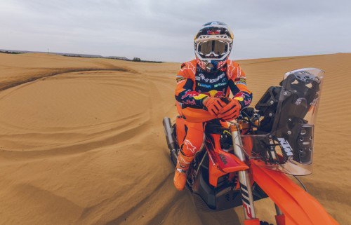 KTM 450 Rally Replica 2027 – Studioaufnahme mit Luciano Benavides in Wuestenlandschaft