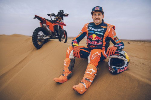 KTM 450 Rally Replica 2027 – Studioaufnahme mit Luciano Benavides in Wuestenlandschaft