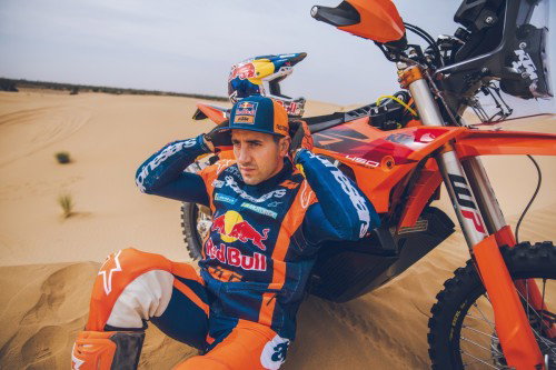 KTM 450 Rally Replica 2027 – Studioaufnahme mit Luciano Benavides in Wuestenlandschaft