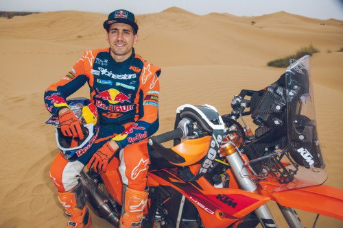 KTM 450 Rally Replica 2027 – Studioaufnahme mit Luciano Benavides in Wuestenlandschaft