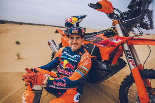 KTM 450 Rally Replica 2027 – Studioaufnahme mit Luciano Benavides in Wuestenlandschaft