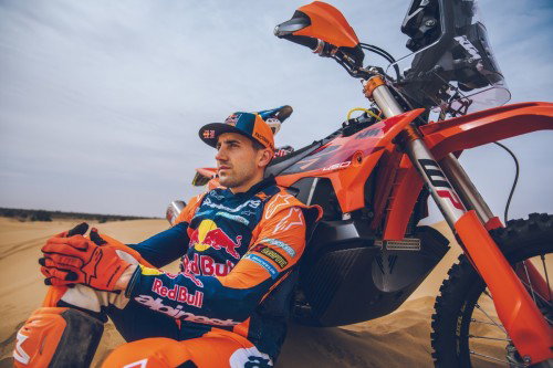 KTM 450 Rally Replica 2027 – Studioaufnahme mit Luciano Benavides in Wuestenlandschaft