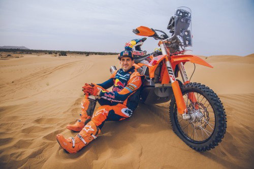 KTM 450 Rally Replica 2027 – Studioaufnahme mit Luciano Benavides in Wuestenlandschaft