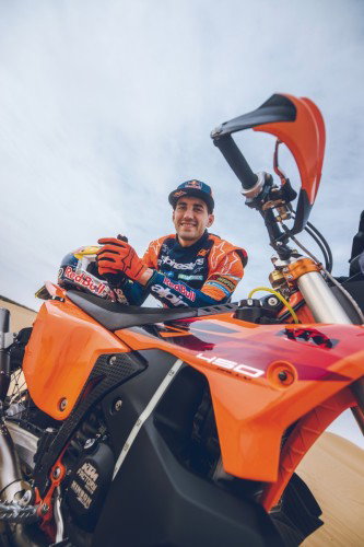 KTM 450 Rally Replica 2027 – Studioaufnahme mit Luciano Benavides in Wuestenlandschaft