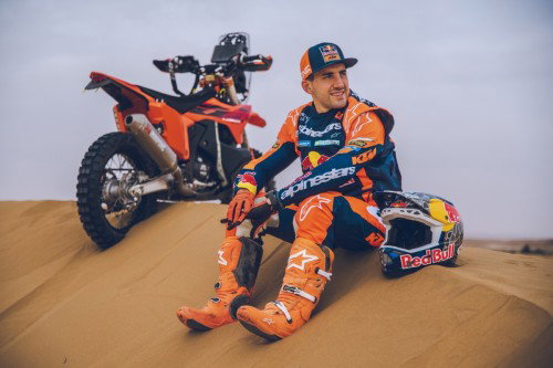 KTM 450 Rally Replica 2027 – Studioaufnahme mit Luciano Benavides in Wuestenlandschaft