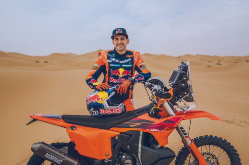 KTM 450 Rally Replica 2027 – Studioaufnahme mit Luciano Benavides in Wuestenlandschaft
