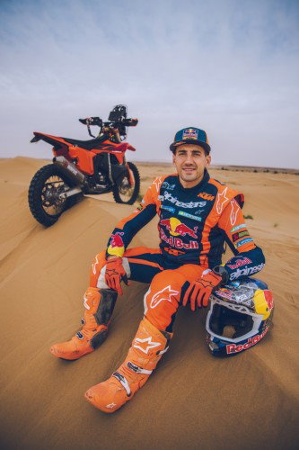 KTM 450 Rally Replica 2027 – Studioaufnahme mit Luciano Benavides in Wuestenlandschaft
