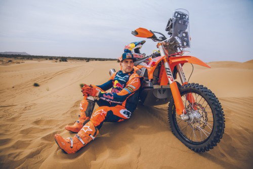 KTM 450 Rally Replica 2027 – Studioaufnahme mit Luciano Benavides in Wuestenlandschaft