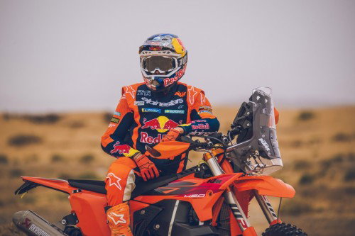 KTM 450 Rally Replica 2027 – Studioaufnahme mit Luciano Benavides in Wuestenlandschaft