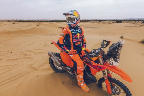 KTM 450 Rally Replica 2027 – Studioaufnahme mit Luciano Benavides in Wuestenlandschaft