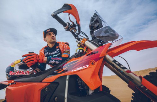 KTM 450 Rally Replica 2027 – Studioaufnahme mit Luciano Benavides in Wuestenlandschaft