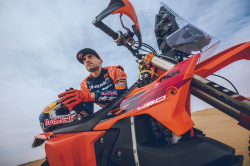 KTM 450 Rally Replica 2027 – Studioaufnahme mit Luciano Benavides in Wuestenlandschaft