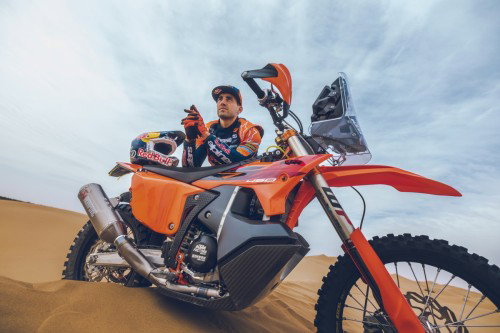 KTM 450 Rally Replica 2027 – Studioaufnahme mit Luciano Benavides in Wuestenlandschaft