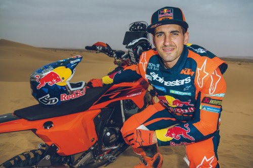 KTM 450 Rally Replica 2027 – Studioaufnahme mit Luciano Benavides in Wuestenlandschaft
