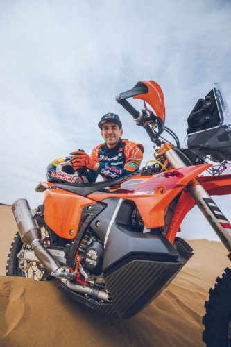KTM 450 Rally Replica 2027 – Studioaufnahme mit Luciano Benavides in Wuestenlandschaft