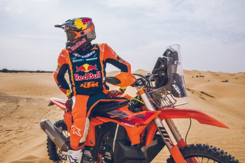 KTM 450 Rally Replica 2027 – Studioaufnahme mit Daniel Sanders in Wuestenlandschaft