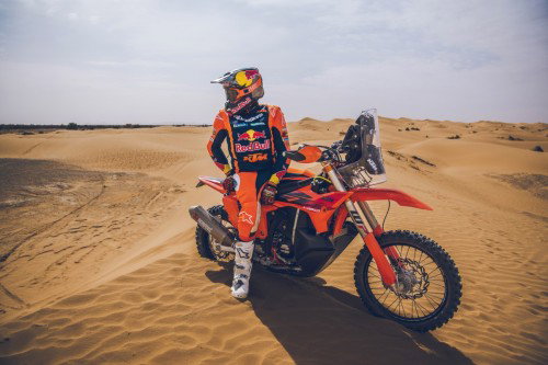 KTM 450 Rally Replica 2027 – Studioaufnahme mit Daniel Sanders in Wuestenlandschaft