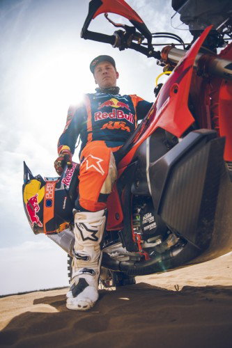 KTM 450 Rally Replica 2027 – Studioaufnahme mit Daniel Sanders in Wuestenlandschaft