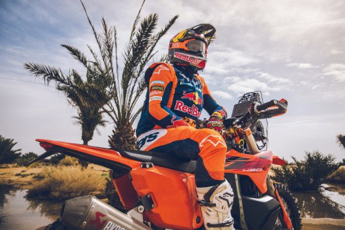KTM 450 Rally Replica 2027 – Studioaufnahme mit Daniel Sanders in Wuestenlandschaft