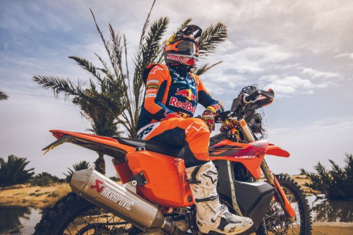 KTM 450 Rally Replica 2027 – Studioaufnahme mit Daniel Sanders in Wuestenlandschaft